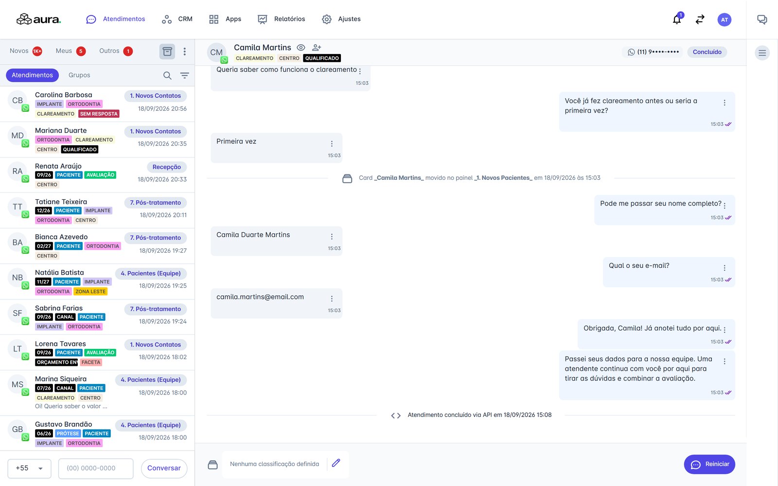 Caixa de atendimento do Aura CRM: a lista de conversas, com as etiquetas e a equipe responsável ao lado, e uma conversa aberta